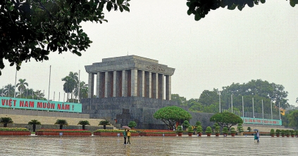 Brutális építészet zuhogó esőben